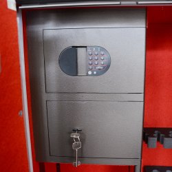 Vbenskab til 6 vben med hrdet glas - Brun